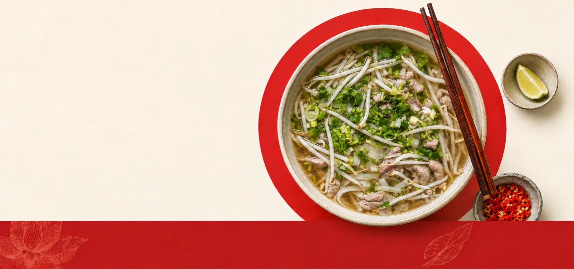 Pho på nordvietnamesiskt vis, med en limeklyfta och finhackad chili i två små skålar vid sidan