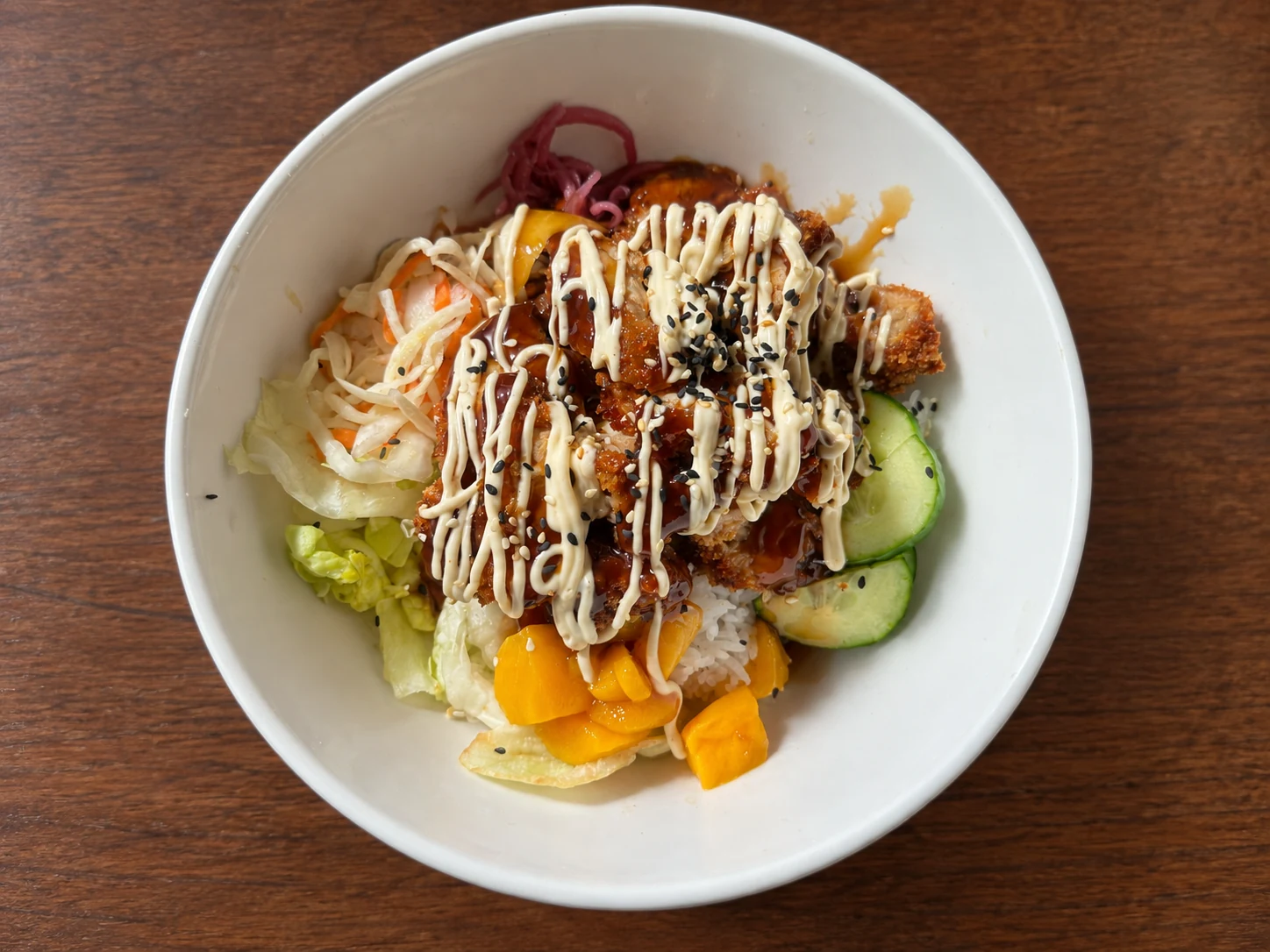 Vietnamhakets Crispy chicken poké bowl med krispig kyckling och grönsaker
